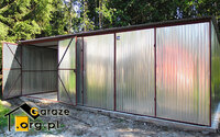 Potrójny garaż blaszany 9m x 5m, całość wykonana z ocynkowanej blachy wyposażona w trzy dwuskrzydłowe bramy oraz jednospadowy dach