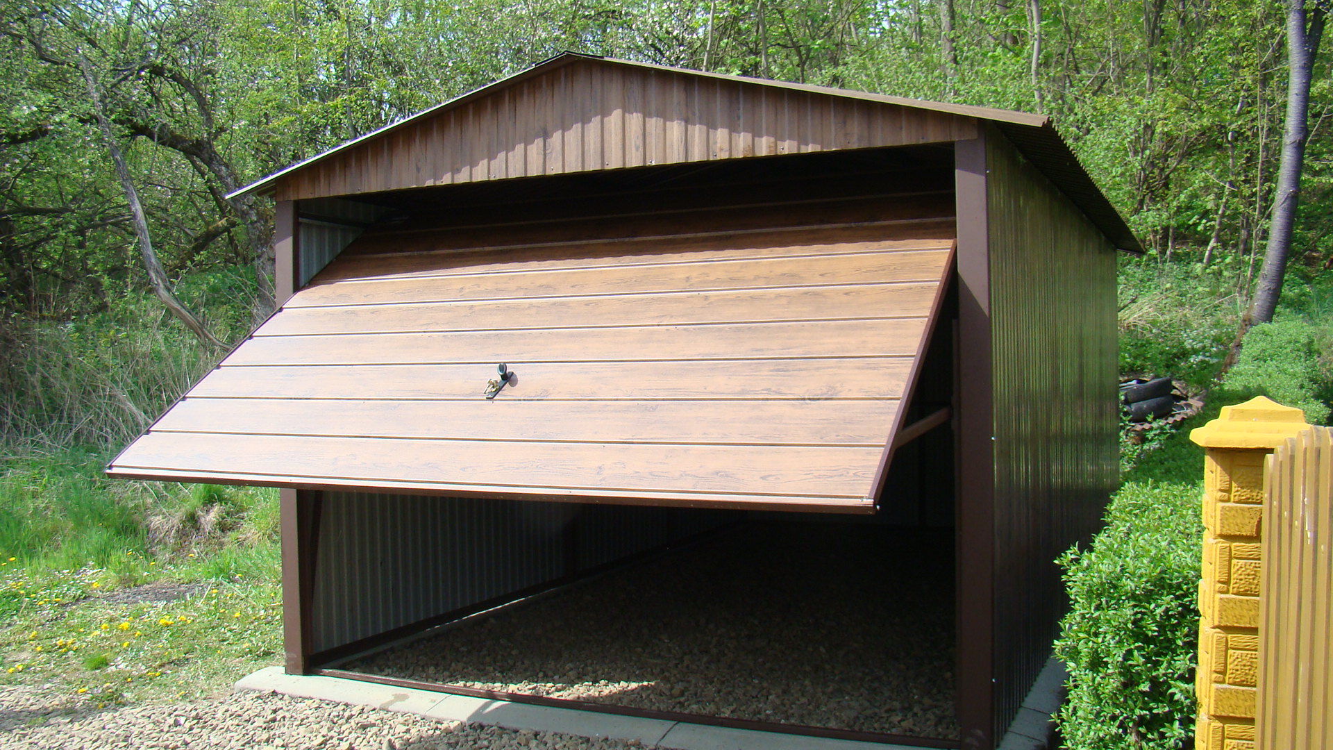 Garaż drewnopodobny dwuspadowy orzech