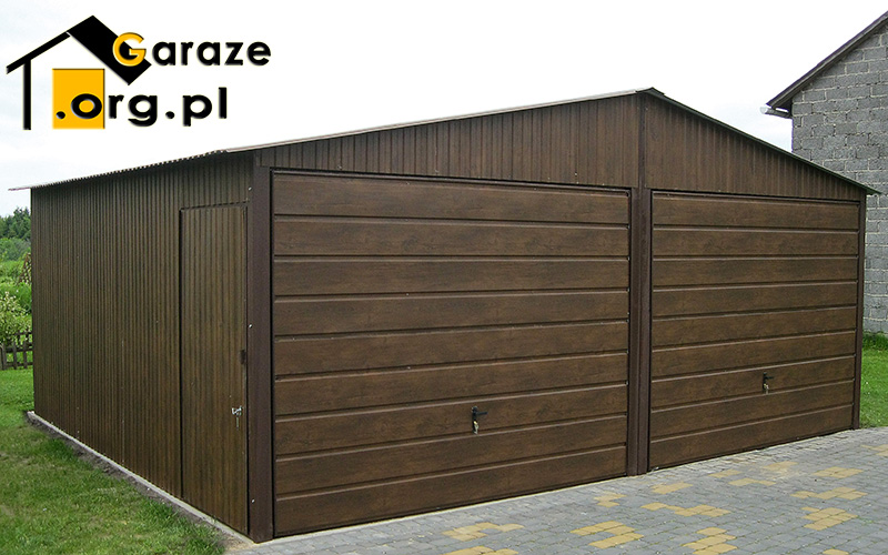 Drewnopodobny garaż blaszany z uchylną bramą oraz bocznymi drzwiami