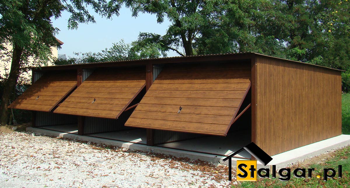 Szeregowe garaże blaszane 9m x 5m z drewnopodobnej blachy w kolorze orzech. Bramy uchylne otworzone do połowy.