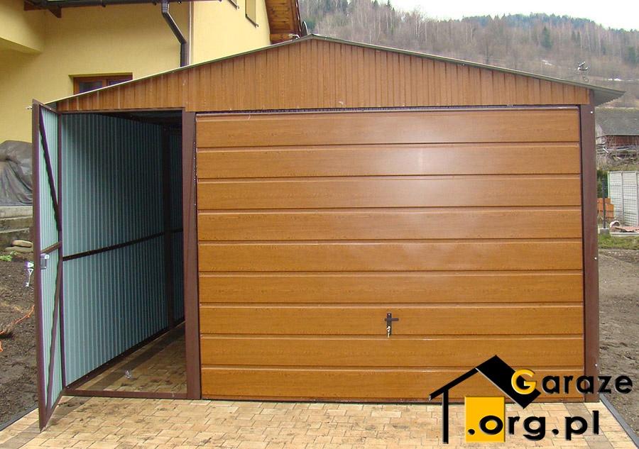Garaż blaszany 4x5 z bocznymi drzwiami w kolorze imitującym drewno złoty dąb
