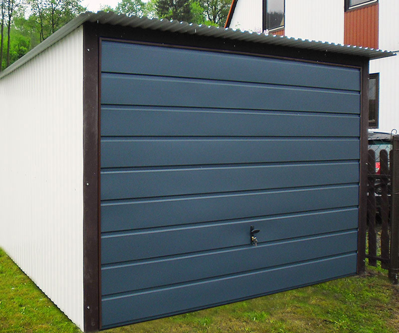 Garaż blaszany 3x5 biały z bramą uchylną kolor grafit - szeroki poziomy panel