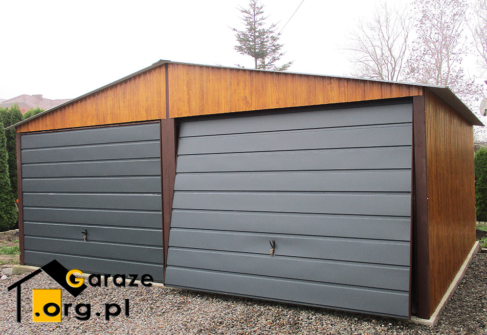 6x5 garaż blaszany z blachy drewnopodobnej z bramami w kolorze jednolitym z palety RAL MAT