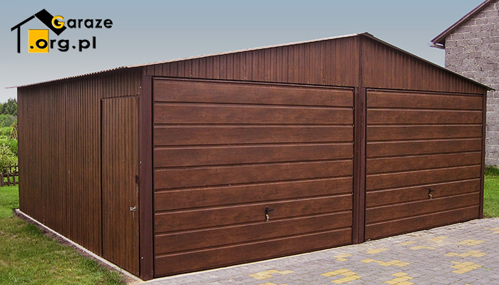 Garaż dwustanowiskowy poziomy szeroki panel na bramach uchylnych