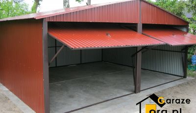 Blaszany garaż z dwoma otwartymi bramami i dwuspadowym dachem. Całość w czerwonym kolorze z palety RAL