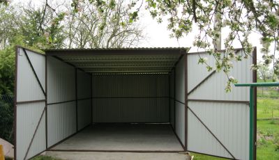 Otwarta dwuskrzydłowa brama garażu blaszaka