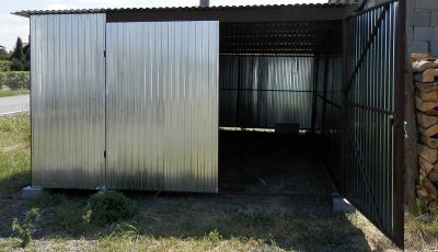 Garaż z blachy ocynkowanej z otwartym jednym skrzydłem drzwi
