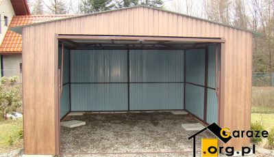Duży garaż blaszany z uchylną bramą. Konstrukcja w brązowym kolorze.