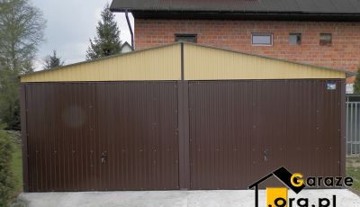 Front dwuspadowego garażu w kolorze żółtym z brązowymi bramami
