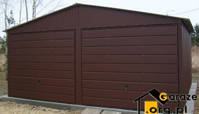 Dwustanowiskowy garaż blaszak wyposażony w 2 uchylne bramy i dwuspadowy dach