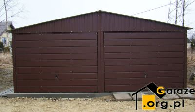 Dwustanowiskowy garaż blaszany z dwuspadowym dachem w brązowym kolorze