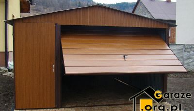 Jasnobrązowy garaż z brama uchylną i dodatkowymi drzwiami od frontu