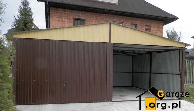 Żółty garaż blaszany z dwuspadowym dachem. Konstrukcja z 2 brązowymi bramami garażowymi