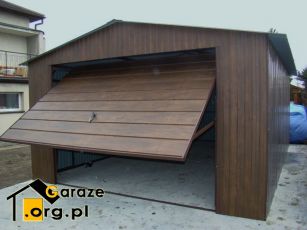 Drewnopodobny garaż metalowy z uchyloną bramą górną