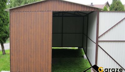 Blaszany garaż drewnopodobny z otwartym jednym skrzydłem bramy
