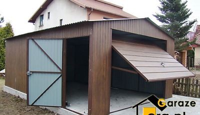Uchylona brama i otwarte boczne drzwi w garażu z blachy drewnopodobnej
