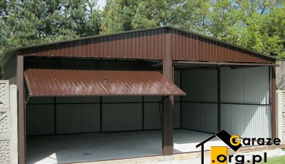 Blaszany garaż z miejscem na dwa auta. Konstrukcja z dachem dwuspadowym i 2 bramami