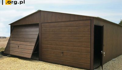 Drewnopodobny garaż metalowy z bocznymi drzwiami i bramami uchylnymi, przeznaczony na dwa samochody