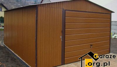 Blaszany garaż w brązowym kolorze, na froncie drzwi oraz brama garażowa