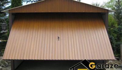Przód garażu blaszaka z uchylaną bramą w brązowym kolorze