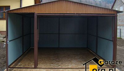 Otwarty garaż z blachy z bramą i osobnymi drzwiami