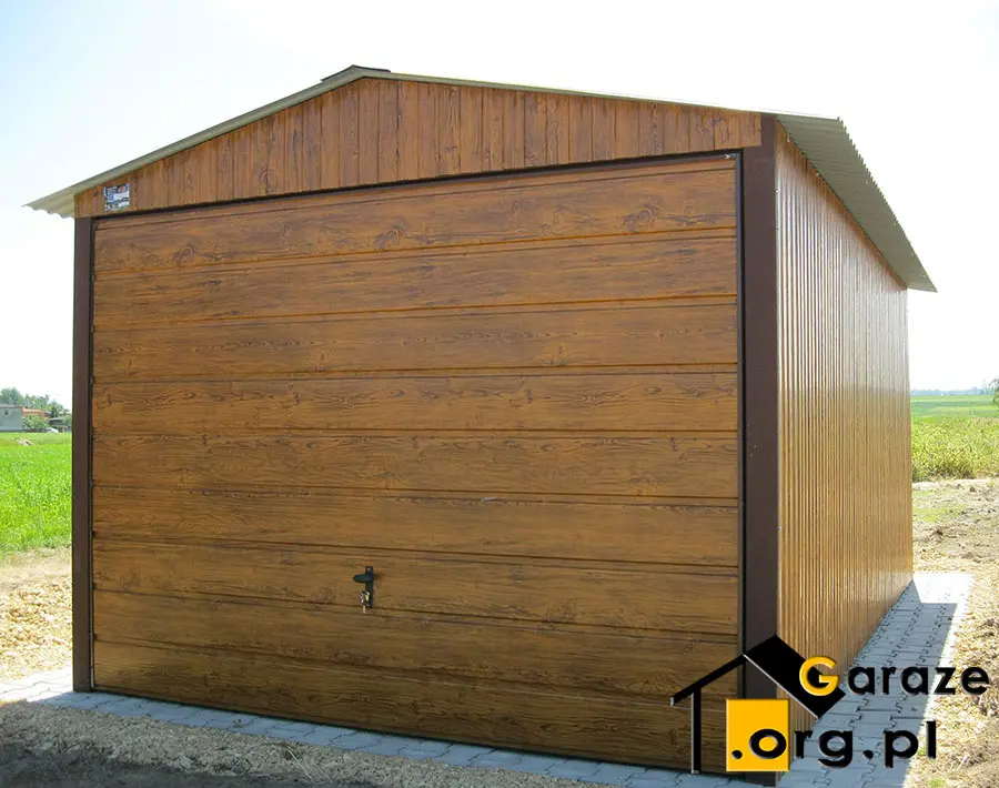 Nowoczesny blaszany garaż 3m x 5m z blachy Premium w kolorze złoty dąb, wyposażony w poziomy panel drzwiowy.