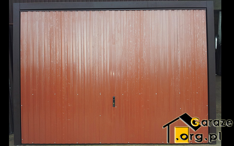 Brama garażowa uchylna w brązowym kolorze