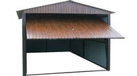 Garaż Premium w kolorze orzecha na jedno auto. Konstrukcja ma wymiary 3x5m, dwuspadowych dach i jest wykonana z drewnopodobnej blachy