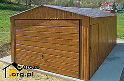 Blaszak Premium 4 x 6 m z drewnopodobnej blachy w kolorze złoty dąb z dwuspadowym dachem i bramą uchylną.