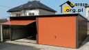 Garaż dwustanowiskowy 6m x 5m dwukolorowy z jednospadowym dachem. Dwie uchylne bramy w pomarańczowym kolorze, reszta w kolorze brązowym. Lewa brama otwarta.