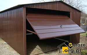 Blaszany garaż 4m x 6m z szerokim panelem dwuspadowym, całość w kolorze brązowym RAL 8017 z połyskiem