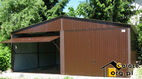 Dwustanowiskowy blaszak w brązowym kolorze z 2 uchylnymi bramami. Konstrukcja 6m x 5m ma lewą bramę otwartą.