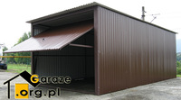 Brązowy garaż jednostanowiskowy z podnoszoną do góry bramą oraz jednospadowym dachem. Całość ma wymiary 3m x 6m i pomieści jedno auto