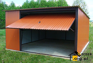 Szeroki garaż z blachy 4m x 5m w kolorze cegły RAL 8004 w połysku. Konstrukcja z jednospadowym dachem i bramą podnoszoną do góry.