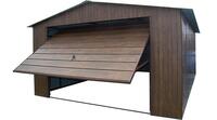 Drewnopodobny blaszak Premium 4x6 m z dwuspadowym dachem. Konstrukcja na 1 samochód, całość wykonana z blachy w kolorze orzecha. Brama uchylna podniesiona do połowy.