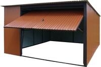 Szeroki garaż z blachy 4m x 5m w kolorze cegły RAL 8004 w połysku. Konstrukcja z jednospadowym dachem i bramą podnoszoną do góry.