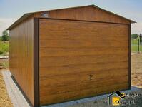 Nowoczesny blaszany garaż 3m x 5m z blachy Premium w kolorze złoty dąb, wyposażony w poziomy panel drzwiowy.